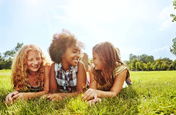 私の親友と呼んで嬉しいわ 外の草の上に3人の少女が — ストック写真
