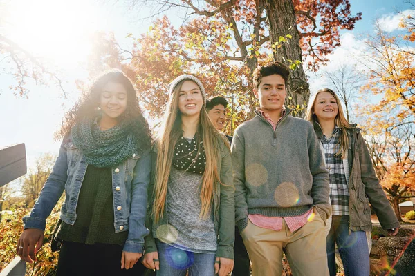 Eles Divertem Sempre Que Estão Juntos Grupo Amigos Adolescentes Desfrutando — Fotografia de Stock