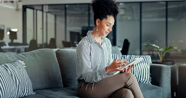 Tablet Business Lounge Black Woman Typing Feedback Review Finance Portfolio — Stock Photo, Image
