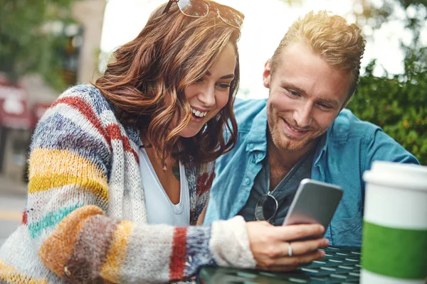 在网上找到一个完美的午餐点 一对快乐的年轻夫妇一起用智能手机在市中心度过一天 — 图库照片