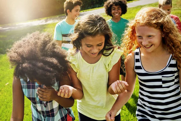 Melhores Amigos Compartilham Muitas Risadas Juntos Grupo Crianças Diversas Felizes — Fotografia de Stock