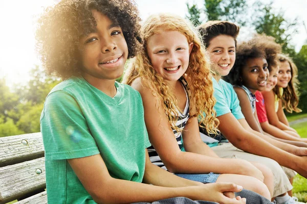 Dia Diversão Com Amigos Retrato Grupo Crianças Diversas Felizes Saindo — Fotografia de Stock