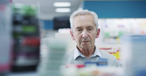 Hombre Mayor Farmacia Búsqueda Medicamentos Medicamentos Recetados Medicamentos Para Virus — Vídeo de stock
