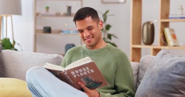 Щасливий Чоловік Читає Книгу Про Рослини Навчання Знань Освіти Догляд — стокове відео