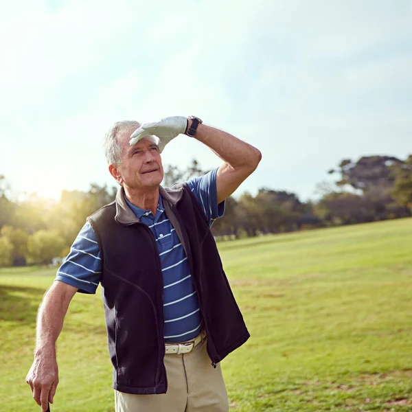 Sonuncusunda Biraz Mesafe Koydum Golf Oynarken Gözlerini Güneşten Koruyan Kıdemli — Stok fotoğraf