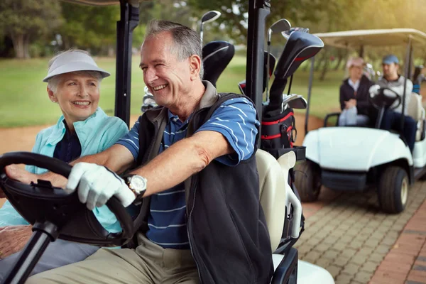 Jak Golf Może Być Nudny Uśmiechnięta Para Seniorów Jadąca Wózkiem — Zdjęcie stockowe