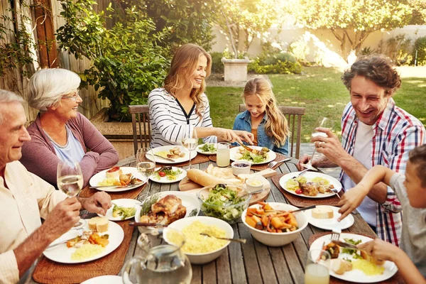 Happiness Sunday Lunch Family Family Eating Lunch Together Outdoors — Stock Photo, Image