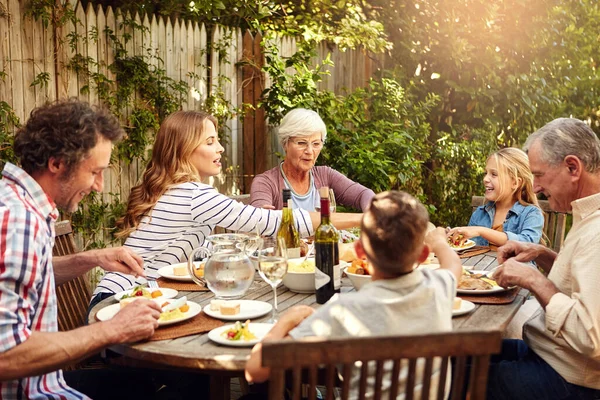 Familjekärlek Gör Livet Vackert Familj Äter Lunch Tillsammans Utomhus — Stockfoto