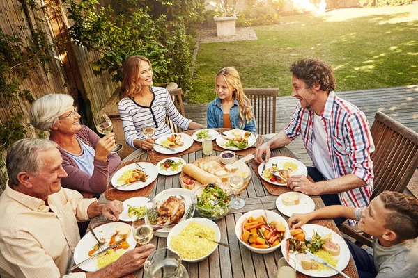 Bra Tider Och God Mat Familj Äter Lunch Tillsammans Utomhus — Stockfoto