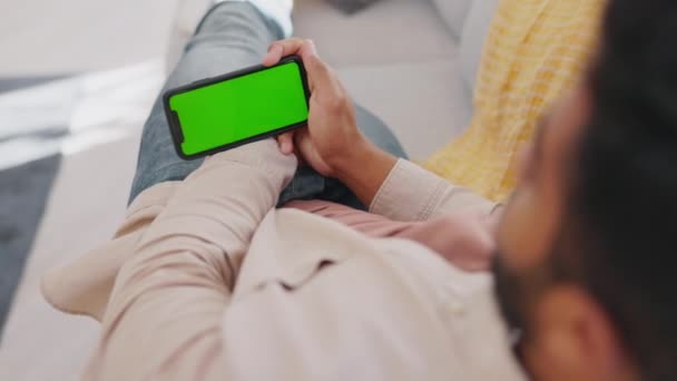Homme Smartphone Écran Maquette Vert Sur Canapé Pour Détendre Sur — Video