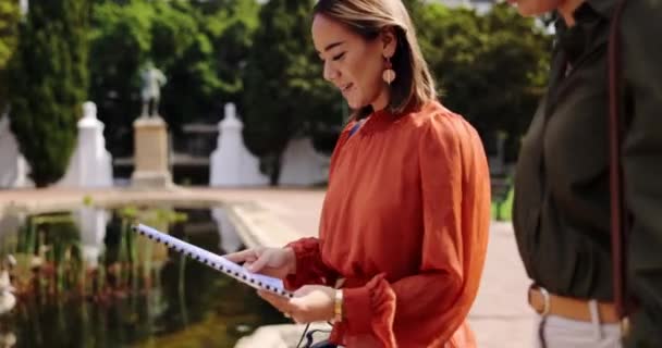 Takım Çalışması Belgeler Kadınları Planlama Ortaklık Fikir Için Parkta Profesyonel — Stok video