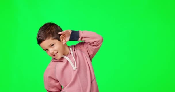 Escuche Pantalla Verde Niño Escuchando Sonido Fuerte Audio Aislado Fondo — Vídeo de stock