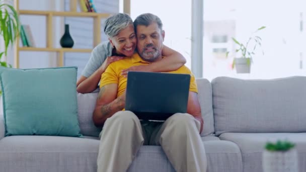 Feliz Conversación Portátil Pareja Ancianos Abrazo Hablando Compras Línea Para — Vídeos de Stock