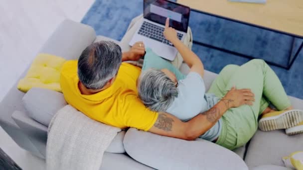 Comunicação Laptop Relaxar Abraço Casal Velho Falando Conversando Sobre Escolha — Vídeo de Stock