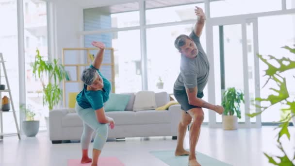 Yoga Stretching Und Seniorenpaare Heimischen Wohnzimmer Für Gesundheit Fitness Oder — Stockvideo