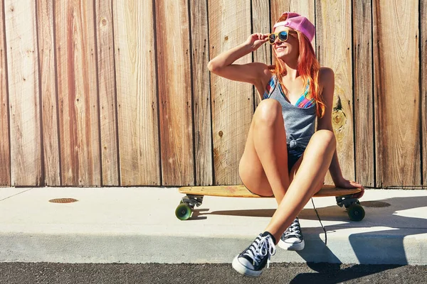 Посміхайся Можеш Молода Жінка Сидить Скейті Тротуарі — стокове фото