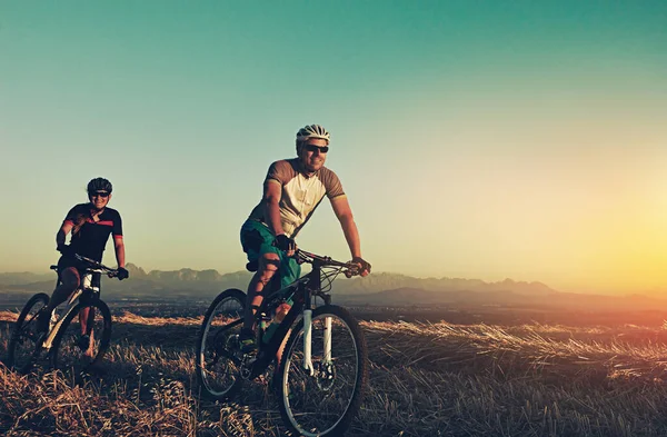 What More Could You Want Weekend Pair Adventurous Mountain Bikers — Stock Photo, Image