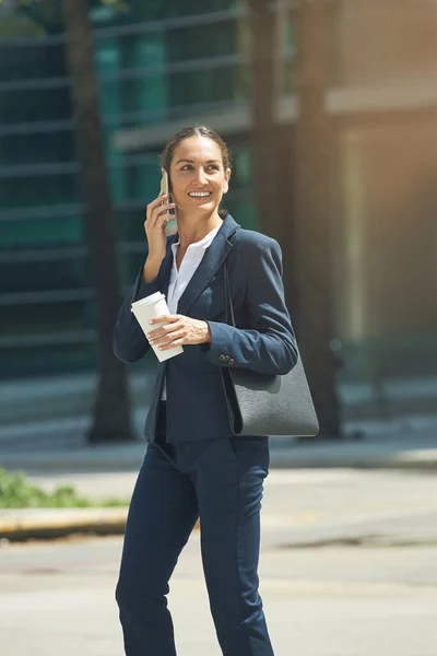 Jobbar Mellan Mötena Ung Affärskvinna Som Pratar Telefon När Hon — Stockfoto