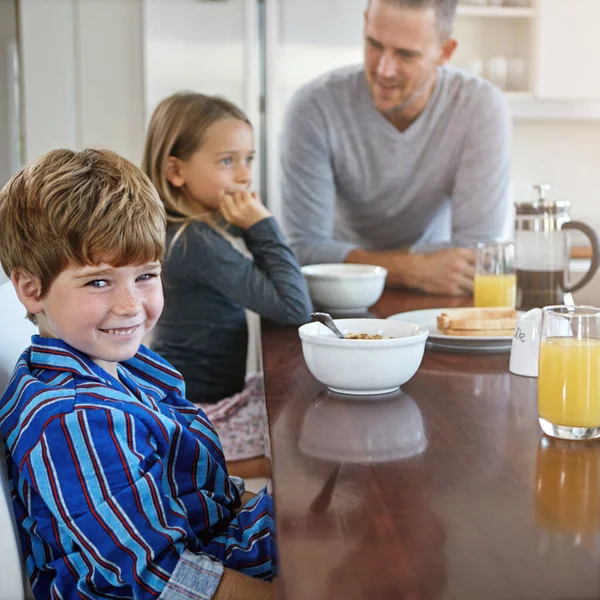 Amo Familia Retrato Niño Desayunando Con Familia Casa — Foto de Stock