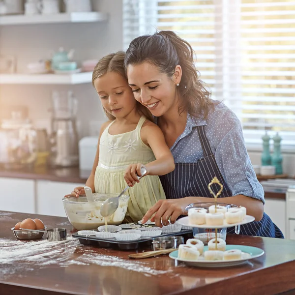 Gonna Best Cupcakes Ever Mother Her Daughter Baking Kitchen — Stock Photo, Image