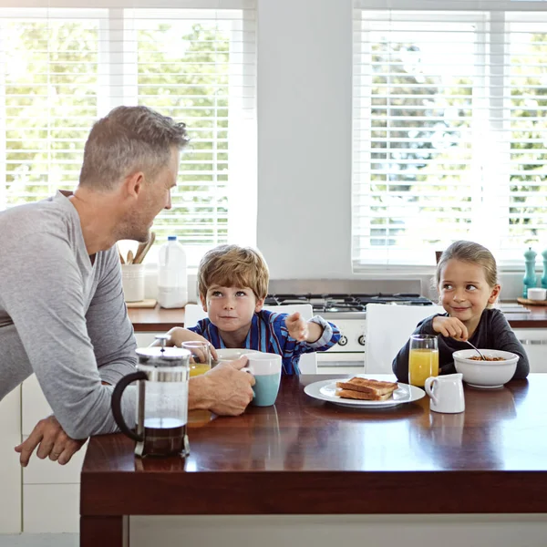Son Todo Diversión Sonrisas Una Familia Desayunando Juntos Casa — Foto de Stock