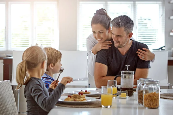 没有什么比家庭用餐时间更好的了 一家人一起吃早餐 — 图库照片
