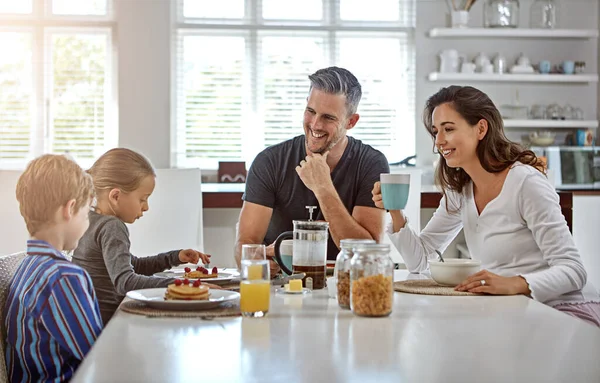 让他们的一天有一个很好的早餐开始 一家人一起吃早餐 — 图库照片
