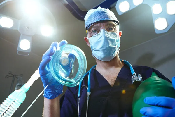 Dávám Pod Drn Nízký Úhel Snímku Chirurga Operačním Sále — Stock fotografie