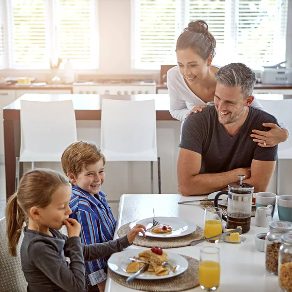 没有煎饼早餐是不完整的 一家人一起吃早餐 — 图库照片