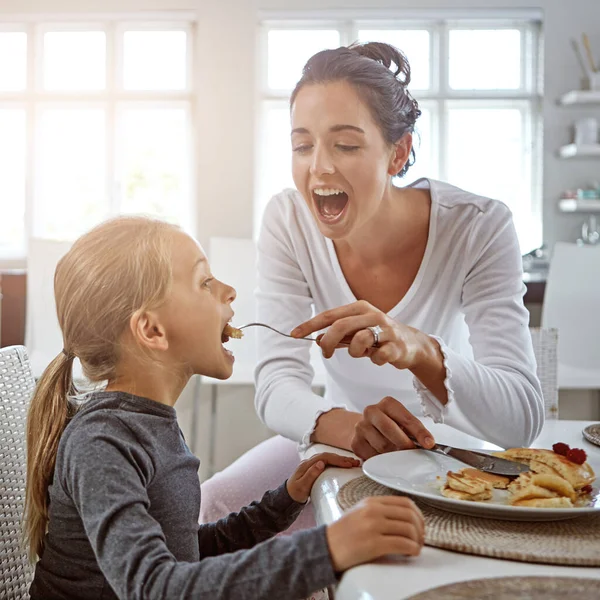 Open Mijn Grote Een Moeder Dochter Die Thuis Ontbijten — Stockfoto