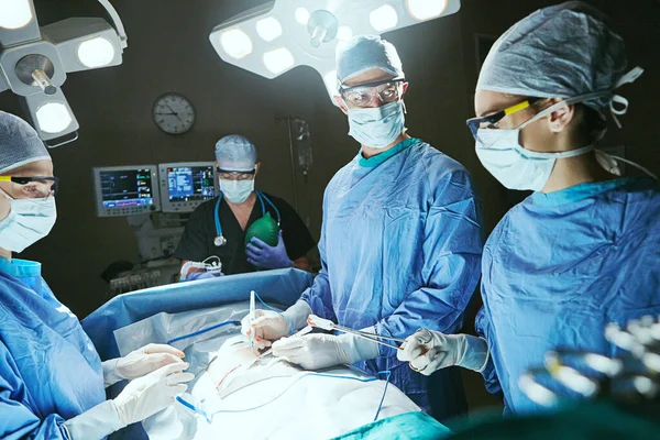 Doktorlar Hayat Kurtarır Ameliyathanede Cerrahlar — Stok fotoğraf