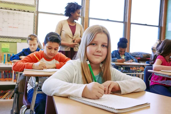 Testi Hakkında Olumlu Düşünüyor Sınıfta Öğretmeniyle Sınıf Arkadaşlarıyla Oturan Genç — Stok fotoğraf
