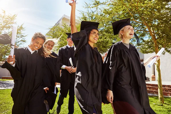 Als Absolventen Vom Campus Marschieren Eine Gruppe Lächelnder Universitätsstudenten Jubelt — Stockfoto