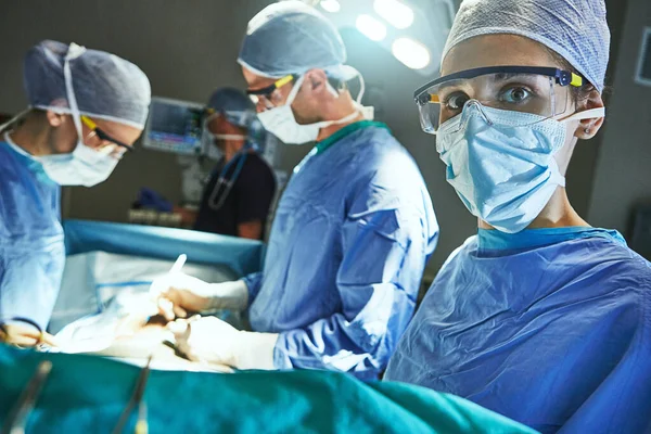 생명을 구하는 수술실에 의사들 — 스톡 사진