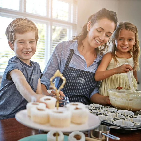 Ill Just Have One Way Mother Baking Kitchen Her Daughter — Stock Photo, Image