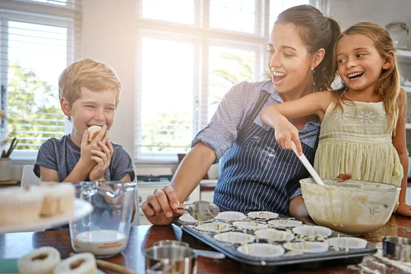 Moet Helpen Niet Eten Een Moeder Bakken Keuken Met Haar — Stockfoto