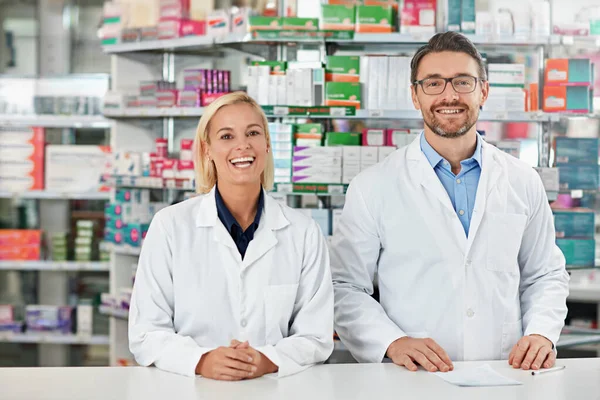 Staráme Vaše Zdraví Dva Lékárníci Pracující Lékárně Všechny Produkty Byly — Stock fotografie