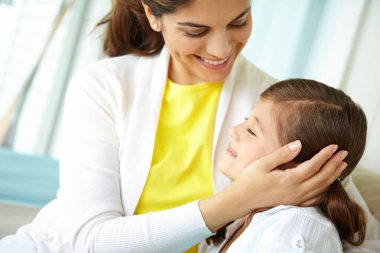 Ona ne kadar önemsediğini gösteriyorum. Bir anne ve kızı sevecen ve birlikte mutlu bir şekilde gülüyorlar.