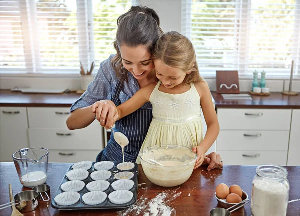 Kickstarting Day Some Baking Mother Her Daughter Baking Kitchen — Stock Photo, Image