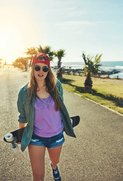 Elle Aime Été Presque Autant Que Skateboard Une Jeune Femme — Photo