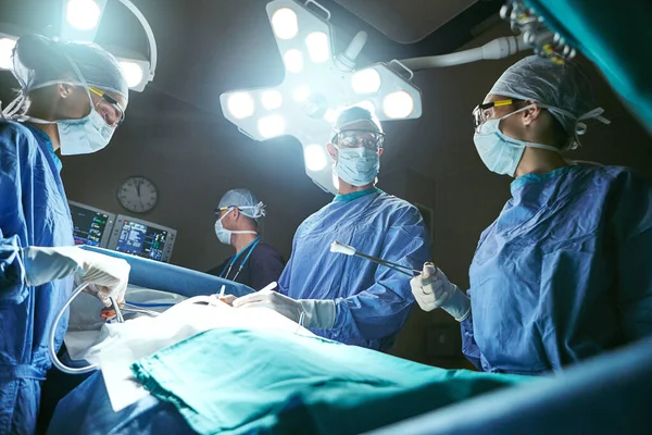 Hastalarını Iyi Şekilde Tedavi Ediyorlar Ameliyathanede Cerrahlar — Stok fotoğraf