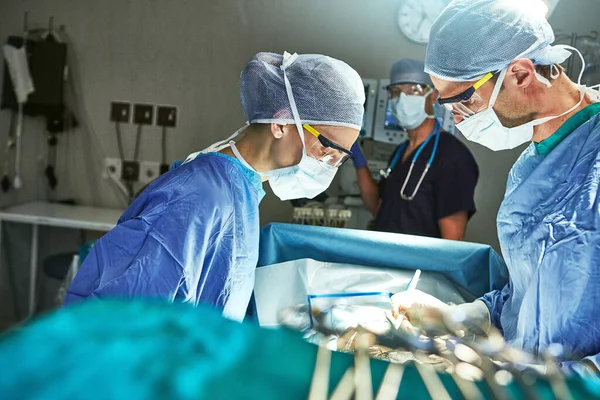 拯救生命是一个团队的努力 手术室里的外科医生 — 图库照片