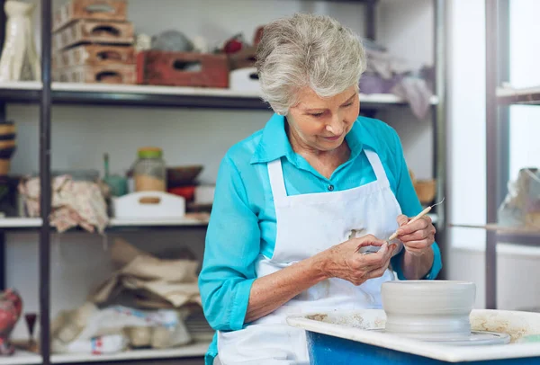 Spędza Emeryturę Studio Starsza Kobieta Robi Ceramiczny Garnek Warsztacie — Zdjęcie stockowe