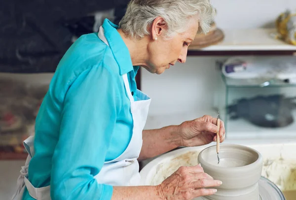 Spędzanie Czasu Kółkiem Starsza Kobieta Robi Ceramiczny Garnek Warsztacie — Zdjęcie stockowe