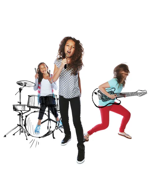 为歌迷创作音乐 儿童在想象的乐器上唱歌和弹奏音乐的演播室镜头 — 图库照片