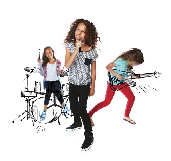 保持冷静 继续摇滚 儿童在想象的乐器上唱歌和弹奏音乐的演播室镜头 — 图库照片