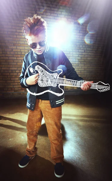 Narozen Rockové Hvězdě Chlapec Hrající Hudbu Imaginární Kytaru — Stock fotografie