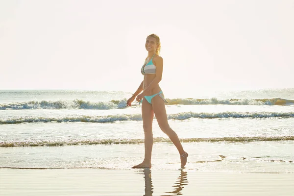 Desfrutar Luz Sol Retrato Uma Jovem Mulher Atraente Andando Praia — Fotografia de Stock