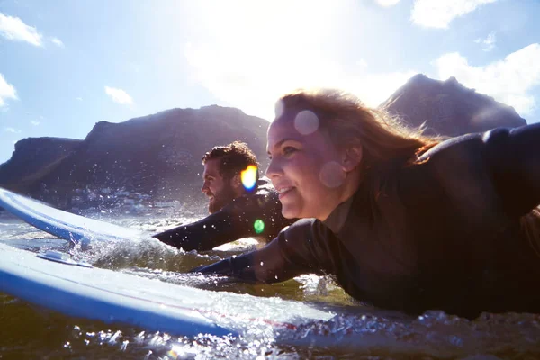 Счастливые Гонщики Волн Атлетическая Молодая Пара Занимающаяся Серфингом Своем Любимом — стоковое фото