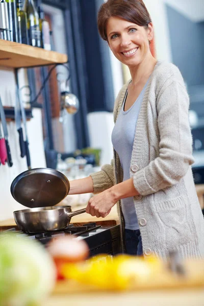 Estará Listo Media Hora Una Atractiva Mujer Preparando Comida Cocina — Foto de Stock